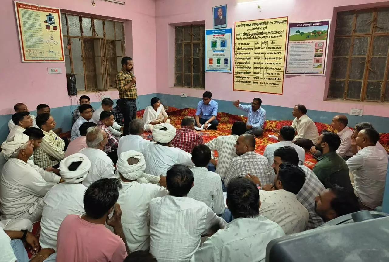 Jalore: जिला कलेक्टर ने मांडोली ग्राम में की रात्रि चौपाल Jalore: जिला कलेक्टर ने मांडोली ग्राम में की रात्रि चौपाल