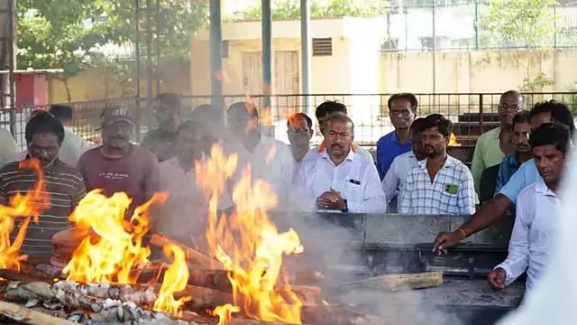 पहलगाम आतंकी हमला: मंजूनाथ राव, भारत भूषण का राजकीय सम्मान के साथ अंतिम संस्कार किया गया पहलगाम आतंकी हमला: मंजूनाथ राव, भारत भूषण का राजकीय सम्मान के साथ अंतिम संस्कार किया गया