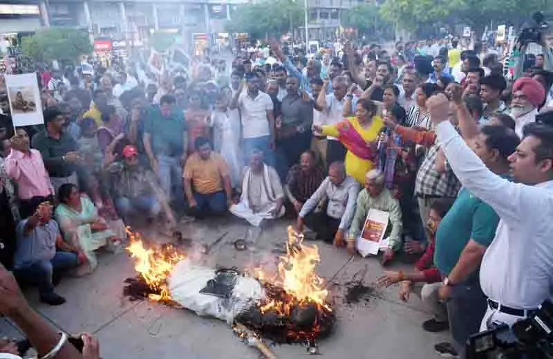 BJP कार्यकर्ताओं ने पहलगाम हमले का विरोध किया BJP कार्यकर्ताओं ने पहलगाम हमले का विरोध किया