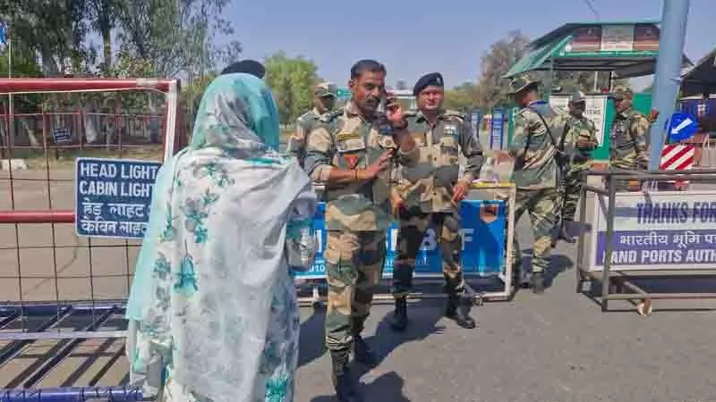 Attari-Wagah सीमा पर झंडा उतारने की रस्म समाप्त होने की संभावना Attari-Wagah सीमा पर झंडा उतारने की रस्म समाप्त होने की संभावना