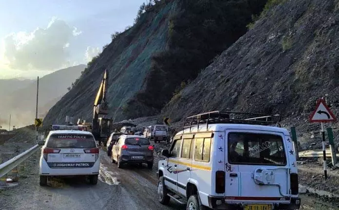 Jammu: राष्ट्रीय राजमार्ग को एकतरफा यातायात के लिए बहाल किया गया Jammu: राष्ट्रीय राजमार्ग को एकतरफा यातायात के लिए बहाल किया गया