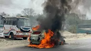 Bareilly में चलती कार से धुआं निकलने से मचा हड़कंप Bareilly में चलती कार से धुआं निकलने से मचा हड़कंप