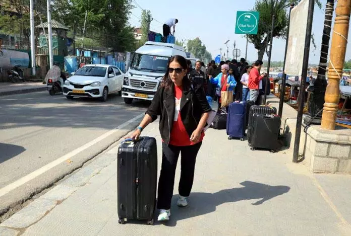 Kashmir पर्यटन को झटका: पर्यटक लौटने लगे, बुकिंग रद्द Kashmir पर्यटन को झटका: पर्यटक लौटने लगे, बुकिंग रद्द