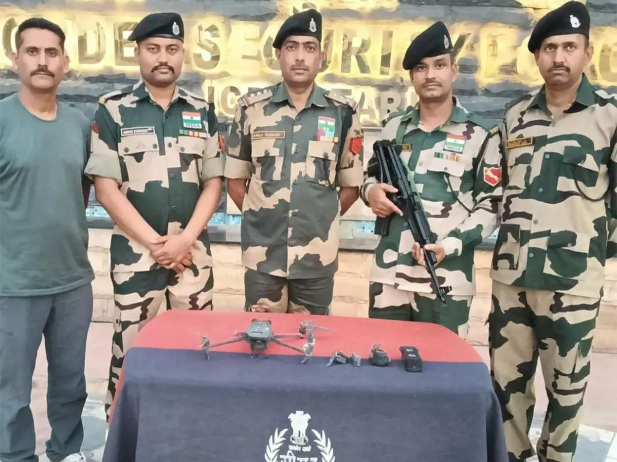 BSF और पंजाब पुलिस ने संयुक्त सीमा अभियान में पिस्तौल, हेरोइन और ड्रोन बरामद किए BSF और पंजाब पुलिस ने संयुक्त सीमा अभियान में पिस्तौल, हेरोइन और ड्रोन बरामद किए