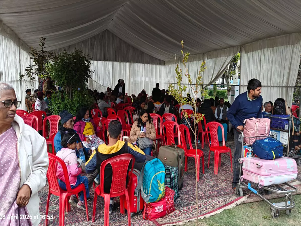 पहलगाम आतंकी हमला: दस हजार से अधिक पर्यटक Srinagar से रवाना पहलगाम आतंकी हमला: दस हजार से अधिक पर्यटक Srinagar से रवाना