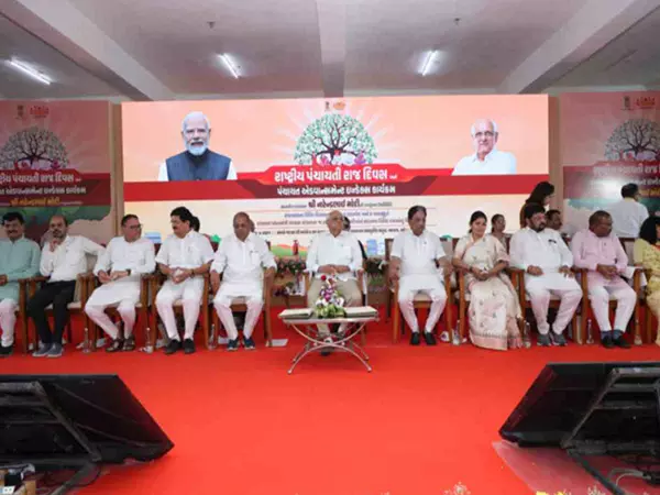CM भूपेन्द्र पटेल राज्य स्तरीय राष्ट्रीय पंचायती राज दिवस कार्यक्रम में हुए शामिल CM भूपेन्द्र पटेल राज्य स्तरीय राष्ट्रीय पंचायती राज दिवस कार्यक्रम में हुए शामिल