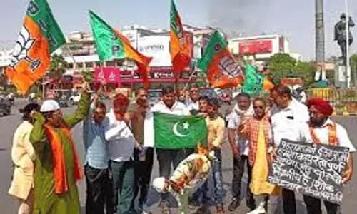 Prayagraj: पवन श्रीवास्तव का तीखा रुख, कहा पाकिस्तान से सिर्फ युद्ध ही विकल्प