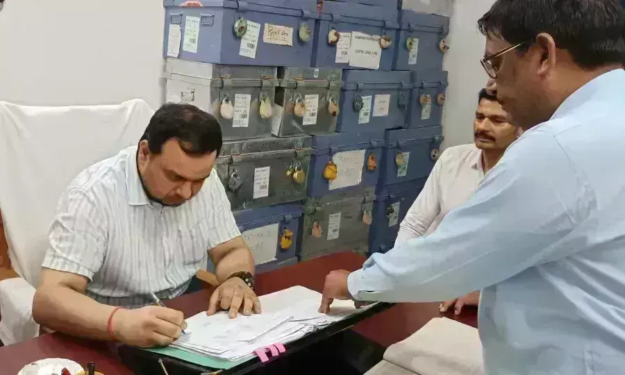 Ambedkar Nagar: नए जिलाधिकारी ने कोषागार में संभाला पदभार Ambedkar Nagar: नए जिलाधिकारी ने कोषागार में संभाला पदभार