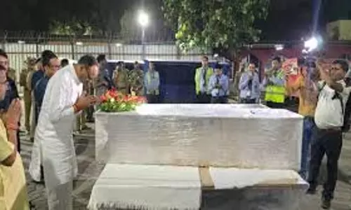 Lucknow : डिप्टी सीएम ने एयरपोर्ट पर शुभम के पार्थिव शरीर को दी श्रद्धांजलि Lucknow : डिप्टी सीएम ने एयरपोर्ट पर शुभम के पार्थिव शरीर को दी श्रद्धांजलि