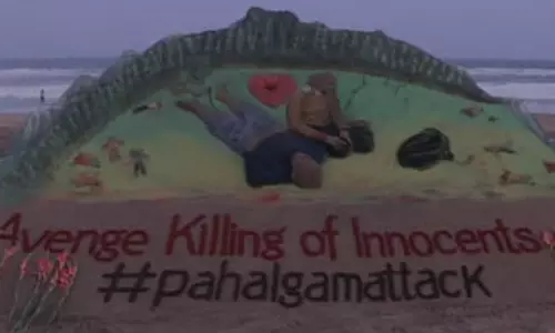 पहलगाम आतंकी हमले के विरोध में सुदर्शन पटनायक ने पुरी बीच पर बनाई रेत की मूर्ति