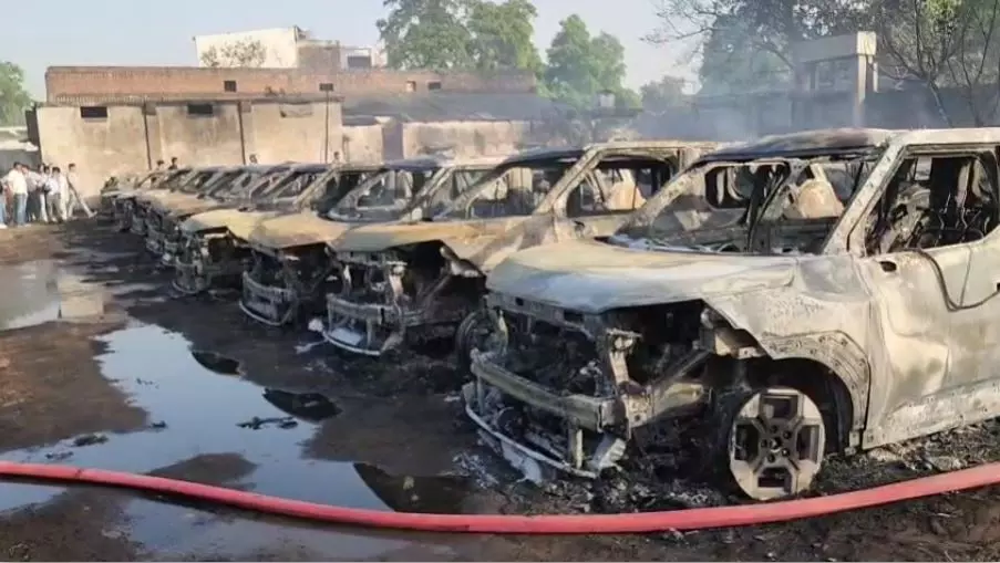 Unnao: नेहरूबाग कार गोदाम में भीषण आग, कई नई गाड़ियाँ जलकर राख