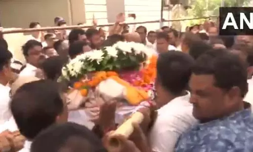 राज्यपाल रमेन डेका दिनेश मिरानिया के घर पहुंचे, श्रद्धांजलि दी