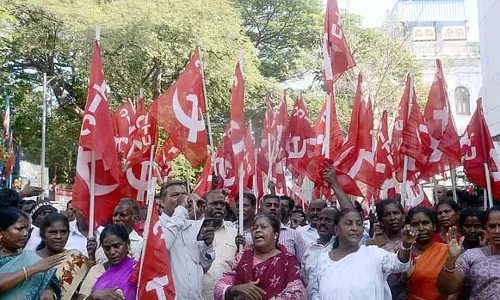निजीकरण के खिलाफ सफाई कर्मचारियों का प्रदर्शन