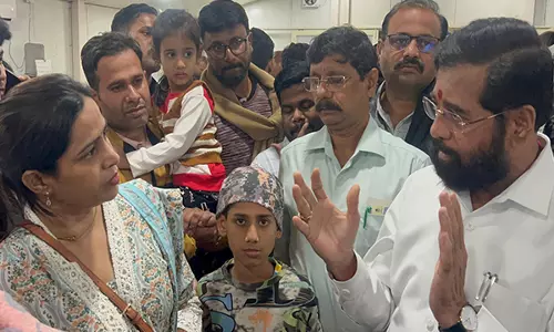 J-K : उपमुख्यमंत्री शिंदे ने महाराष्ट्र के फंसे पर्यटकों से मुलाकात की