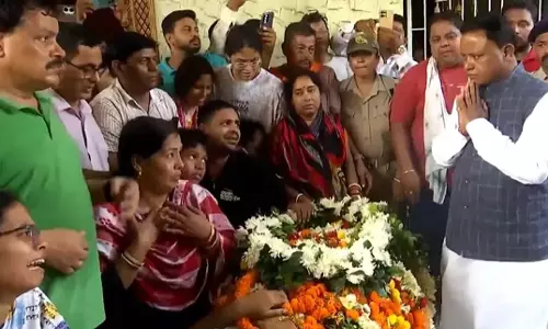 Odisha CM : मृतक की पत्नी को 20 लाख रुपये की अनुग्रह राशि और नौकरी देने की घोषणा की