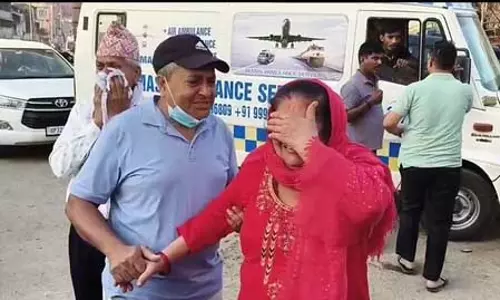 मृतक नेपाली युवक का शव सोनौली बॉर्डर पर परिजनों को सौंपा गया, केंद्र से आतंकियों के खिलाफ सख्त कार्रवाई की मांग मृतक नेपाली युवक का शव सोनौली बॉर्डर पर परिजनों को सौंपा गया, केंद्र से आतंकियों के खिलाफ सख्त कार्रवाई की मांग