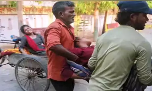 Lakhimpur Kheri: पुलिस की मारपीट से बीमार हुईं किशोरियाँ Lakhimpur Kheri: पुलिस की मारपीट से बीमार हुईं किशोरियाँ