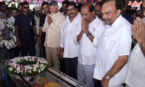 CM ने वीरय्या चौधरी के हत्यारों का लगातार पीछा करने का वादा किया CM ने वीरय्या चौधरी के हत्यारों का लगातार पीछा करने का वादा किया