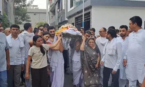 सूरत: पहलगाम आतंकी हमले में मारे गए शैलेश को अंतिम विदाई देने पहुंचे केंद्रीय मंत्री सीआर पाटिल सूरत: पहलगाम आतंकी हमले में मारे गए शैलेश को अंतिम विदाई देने पहुंचे केंद्रीय मंत्री सीआर पाटिल