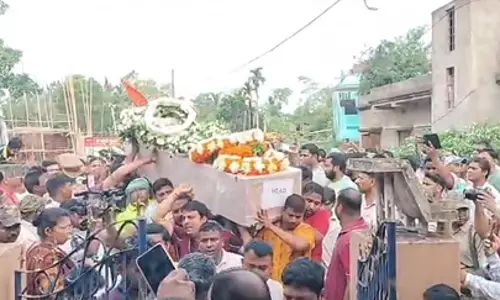 बालेश्वर: पहलगाम हमले में मारे गए प्रशांत सत्पथी का पार्थिव शरीर पैतृक गांव पहुंचा, अंतिम विदाई के लिए उमड़ा जनसैलाब बालेश्वर: पहलगाम हमले में मारे गए प्रशांत सत्पथी का पार्थिव शरीर पैतृक गांव पहुंचा, अंतिम विदाई के लिए उमड़ा जनसैलाब