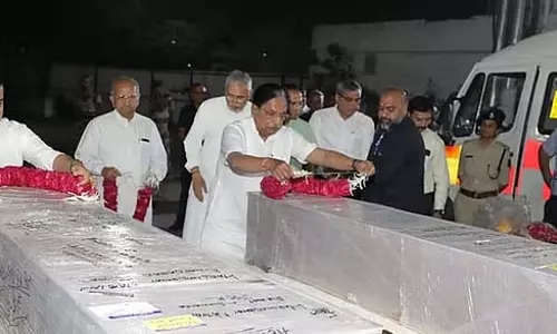 पहलगाम हमला: 3 पर्यटकों के शव गुजरात पहुंचे पहलगाम हमला: 3 पर्यटकों के शव गुजरात पहुंचे