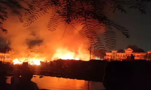 Lucknow: सरोजनीनगर में आग ने मचाई तबाही, 87 झोपड़ियां जलने के बाद धमाके Lucknow: सरोजनीनगर में आग ने मचाई तबाही, 87 झोपड़ियां जलने के बाद धमाके