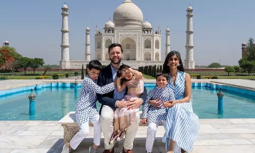 सुंदर ऐतिहासिक स्थल, गर्मजोशी से स्वागत के लिए आभारी हूं: ताजमहल का दौरा करने पर US उपराष्ट्रपति सुंदर ऐतिहासिक स्थल, गर्मजोशी से स्वागत के लिए आभारी हूं: ताजमहल का दौरा करने पर US उपराष्ट्रपति