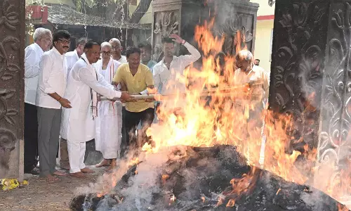 दिनेश मिरानिया को बेटे शौर्य ने दी मुखाग्नि दिनेश मिरानिया को बेटे शौर्य ने दी मुखाग्नि