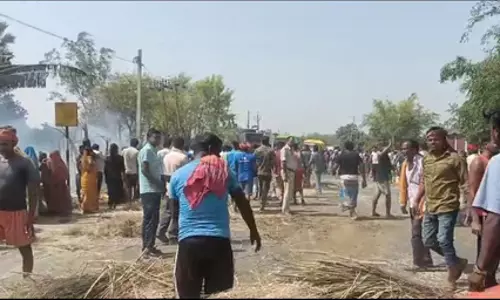 स्कूटी में रखे बारूद में विस्फोट, दो झुलसे, आसपास के दो घरों में लगी आग