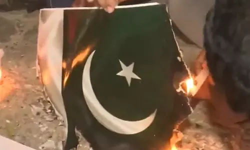 पहलगाम आतंकी हमले को लेकर पूरे भारत में विरोध प्रदर्शन के दौरान Pakistan का झंडा जलाया गया