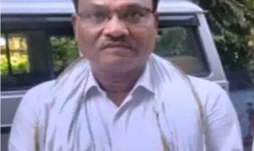 अधिकारी सरेंडर होने पहुंचा था, इससे पहले हो गया गिरफ्तार अधिकारी सरेंडर होने पहुंचा था, इससे पहले हो गया गिरफ्तार