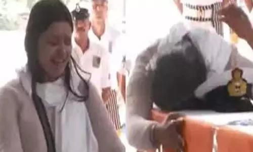 लेफ्टिनेंट विनय की पत्नी ने दी भावभीनी विदाई लेफ्टिनेंट विनय की पत्नी ने दी भावभीनी विदाई