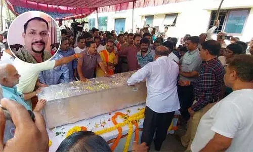 मंजूनाथ राव का पार्थिव शरीर घर पहुंचा; परिवार के सदस्य शोक में डूबे मंजूनाथ राव का पार्थिव शरीर घर पहुंचा; परिवार के सदस्य शोक में डूबे