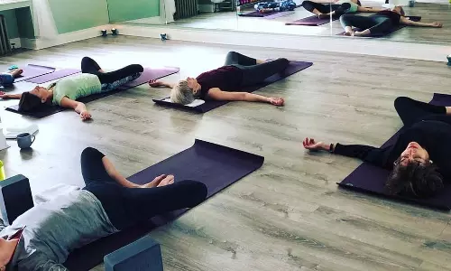 Yoga Tips: महिलाओं को सोने से पहले लेटकर करने चाहिए ये योगासन, वजन घटाने और प्रजनन क्षमता बढ़ाने में हैं कारगर