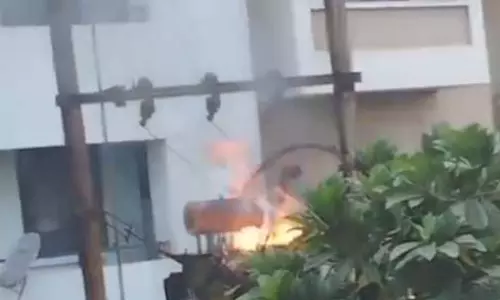 गली अंदर ट्रांसफार्मर में लगी आग, लोग सहमे