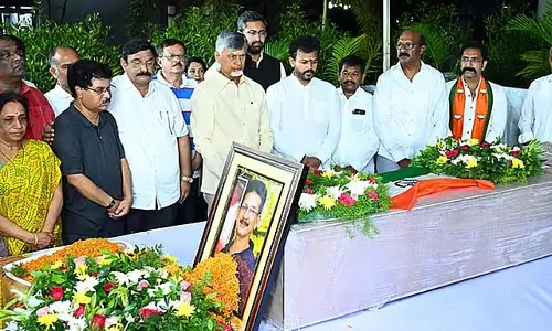 Chandrababu Naidu: पहलगाम हमले में मारे गए लोगों के लिए 10 लाख की राहत राशि की घोषणा की Chandrababu Naidu: पहलगाम हमले में मारे गए लोगों के लिए 10 लाख की राहत राशि की घोषणा की