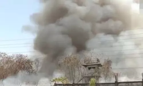 भोपाल में BHEL परिसर में लगी भीषण आग, आग बुझाने के लिए दमकलकर्मी पहुंचे भोपाल में BHEL परिसर में लगी भीषण आग, आग बुझाने के लिए दमकलकर्मी पहुंचे