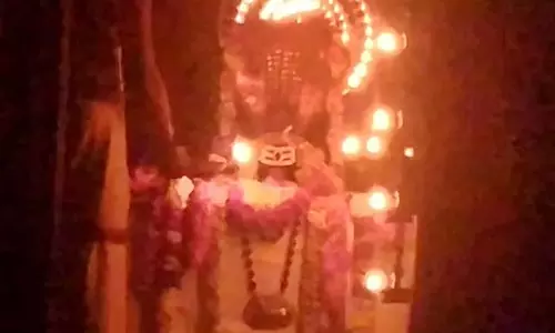 सूर्य द्वारा नागेश्वर स्वामी की पूजा का चमत्कारी दृश्य: लिंगम स्वर्णिम प्रकाश से चमक उठा