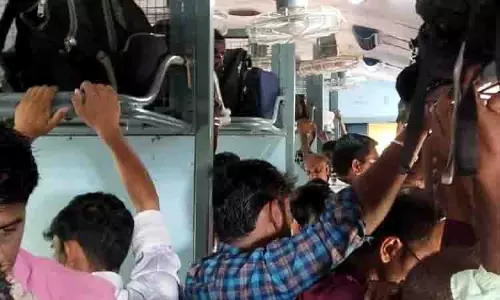 Sengottai-Tirunelveli पैसेंजर ट्रेन में कोच कम करने से अफरातफरी मच गई Sengottai-Tirunelveli पैसेंजर ट्रेन में कोच कम करने से अफरातफरी मच गई