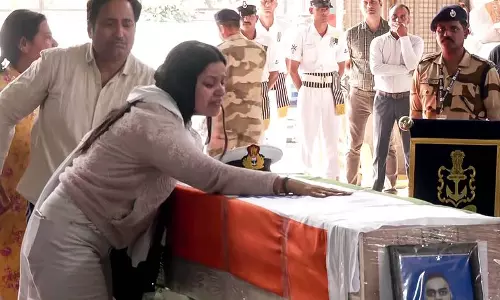 Haryana : नौसेना अधिकारी ने स्विट्जरलैंड में हनीमून की योजना बनाई थी, लेकिन नियति को कुछ और ही मंजूर था Haryana : नौसेना अधिकारी ने स्विट्जरलैंड में हनीमून की योजना बनाई थी, लेकिन नियति को कुछ और ही मंजूर था