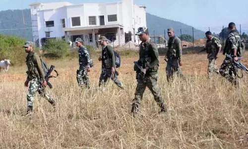 तेलंगाना सीमा पर CRPF बल शीर्ष माओवादी की तलाश में तेलंगाना सीमा पर CRPF बल शीर्ष माओवादी की तलाश में