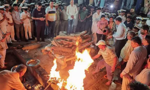 Haryana :  नौसेना अधिकारी विनय नरवाल को उनकी पत्नी ने नम आंखों से अंतिम विदाई दी