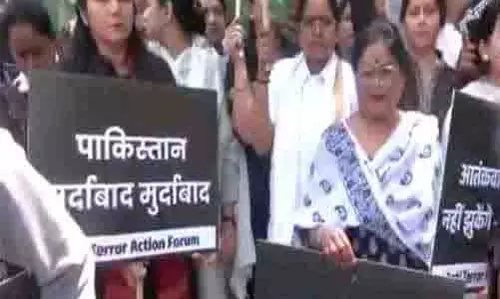 Pahalgam आतंकी हमले की निंदा करते हुए पाकिस्तान उच्चायोग के पास विरोध प्रदर्शन