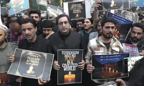 सज्जाद लोन ने पोलो व्यू में PC की मोमबत्ती जुलूस का नेतृत्व किया सज्जाद लोन ने पोलो व्यू में PC की मोमबत्ती जुलूस का नेतृत्व किया