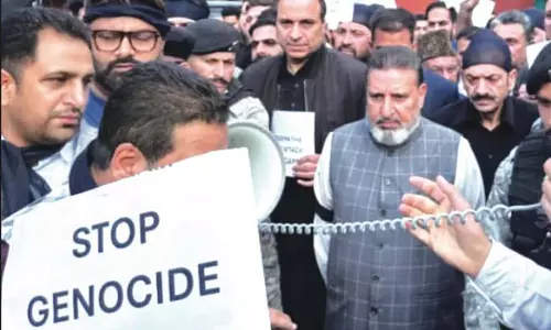 Altaf Bukhari ने अपनी पार्टी के विरोध का नेतृत्व किया