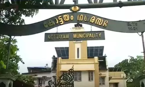 कोट्टायम नगर पालिका में पेंशन धोखाधड़ी; अखिल सी. वर्गीस को बर्खास्त कर दिया