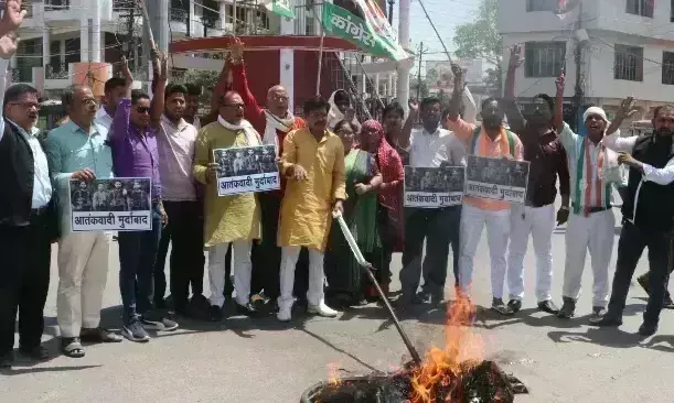 Pratapgarh: आतंकी वारदात से नाराज़ कांग्रेस कार्यकर्ताओं ने जताया विरोध, फूंका पुतला Pratapgarh: आतंकी वारदात से नाराज़ कांग्रेस कार्यकर्ताओं ने जताया विरोध, फूंका पुतला