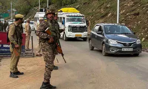 Pahalgam आतंकी हमले की निंदा करने के लिए छात्र और स्थानीय लोग एकजुट हुए Pahalgam आतंकी हमले की निंदा करने के लिए छात्र और स्थानीय लोग एकजुट हुए