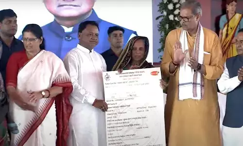 Odisha CM ने पुरी में लाभार्थियों को नए राशन कार्ड वितरित किए