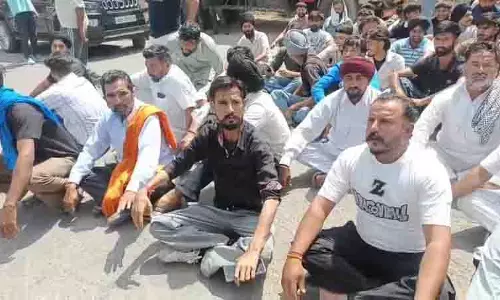 Nalagarh में महिला की रहस्यमयी मौत पर परिजनों ने किया प्रदर्शन Nalagarh में महिला की रहस्यमयी मौत पर परिजनों ने किया प्रदर्शन